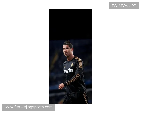 C罗球场英姿壁纸展示 足球巨星风采尽收眼底