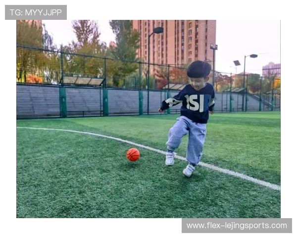 两个小孩踢足球选球星的趣味故事与成长启示